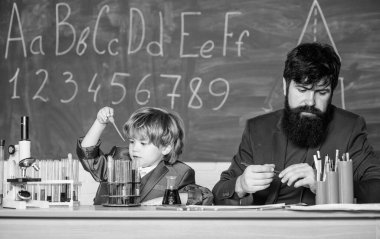 Sıvılarla oyna. İlham verici kişisel bir örnek. Okul bilgisi. Öğretmen ve çocuk kimya laboratuvarı. Bilgi günü Eylül tatili. Temel kimya bilgisi. Kimya ve biyoloji oku.