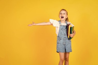 Şuna bir bak. çocukluk mutluluğu. Güzel genç kız kitap okuyor. çocuk modern eğitim. Okula dönüyorum. Öğrenciler iyi çalışır. En sevdiği ders. Not defterleriyle gülümseyen çocuk