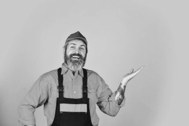 Becerikli bir işçi. Elektrikçi tesisatçı tamirci. Ustayı ara. İşçi. Tamirci deneyimli bir işçi. İnşaat işçisi. Bozuk teknikleri tamir ediyorum. Yenileme konsepti. Tamirci teknik işler yapıyor.