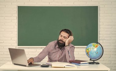 uyuyan erkek. resmi eğitim. Bilgi günü. Olgun sakallı öğretmen derste. Sınıfta tahtasıyla çalışan acımasız bir adam. Sınava hazırlan. Ders üzerine ders veren üniversite hocası. Okula geri dön.