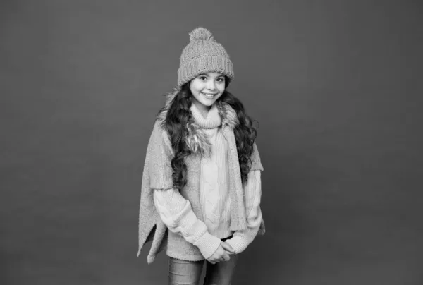 Chica radiante. estancia acogedora y cómoda. Feliz infancia. mirada de la estación fría para chica adolescente. prendas de punto estilo. cuidar de la salud. niño alegre usar ropa de invierno caliente. moda infantil de temporada —  Fotos de Stock