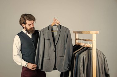 Soyunma odası erkek giyim mağazasında alışveriş yapan hippi adam, iyi satın alma konsepti.