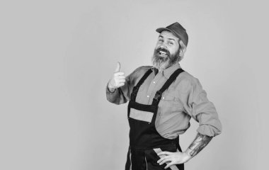 Yenileme konsepti. Becerikli bir işçi. İşçi. Tamirci deneyimli bir işçi. Yardım hizmetleri. Yakışıklı inşaat işçisi. Evde bozuk teknisyenleri tamir ediyorum. Elektrikçi tesisatçı tamirci. Ustayı çağırın