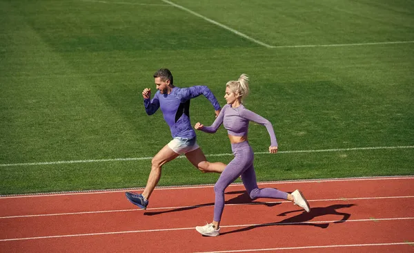 Atlético mulher e homem de sprinters correr em pista de corrida no estádio, resistência — Fotografia de Stock