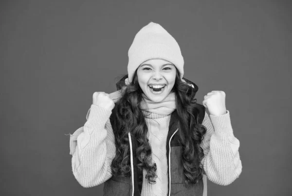 Šťastný dospívající dívka v teplé zimní oblečení na vánoční svátky, pletená móda — Stock fotografie