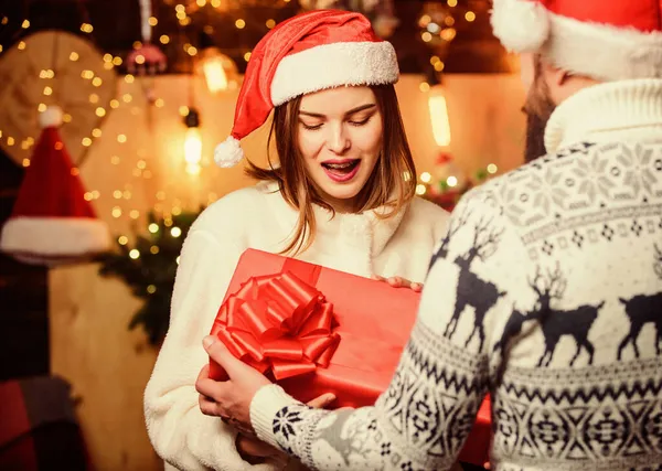 圣诞节快到了寒假。季节性购物销售。桑塔一家在一起。爱一对夫妇的圣诞树。恋爱中的夫妻新年快乐。圣诞节礼物。快乐的圣诞节 — 图库照片