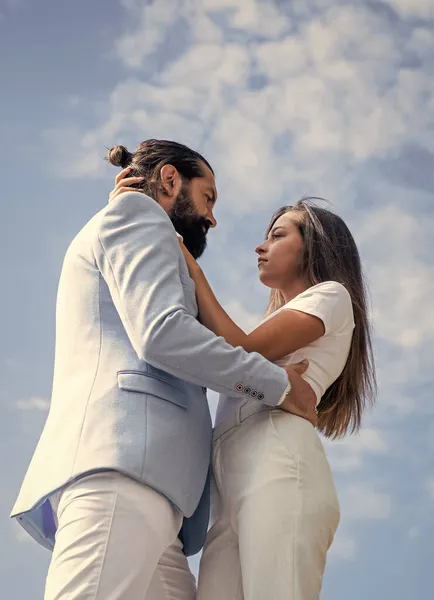 Casal elegante no amor abraçar ao ar livre. homem e mulher em encontro romântico. Romance. relações familiares jovens. relacionamento amoroso. namorada com o namorado. dia feliz dos namorados — Fotografia de Stock