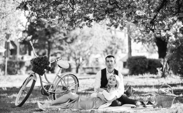 浪漫的野餐。两个人依偎在毛毯上.快乐在一起。我亲爱的周年纪念的概念。Idyllic时刻。恋爱中的男人和女人野餐时间。春天的日期。快乐的夫妇在公园野餐 — 图库照片