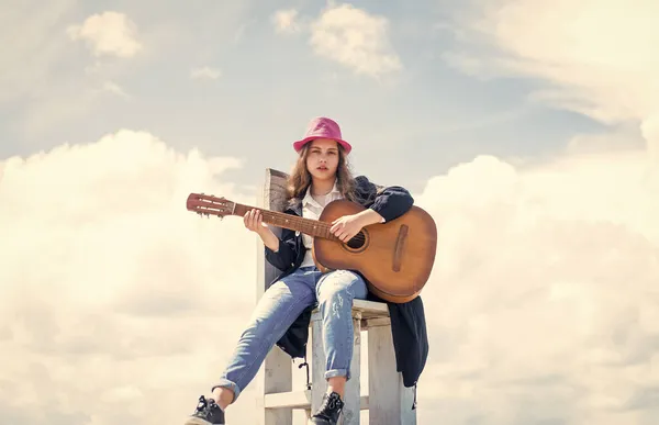 Jolie adolescente avec guitare acoustique, guitariste — Photo