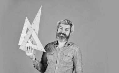 Aritmetik öğretmeni. Çeşitli verilerin hesaplanması ve aranması. Hassas ölçüm aracı. Adam üçgen kullanıyor. Matematik ya da matematik. Kök eğitim konsepti. Üniversitede cebir okuyorum. Okula geri dön.