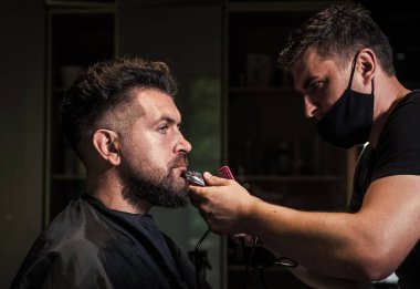 Berber dükkanında müşteriye kuaför, kuaför, kuaför, kuaför, kuaför.