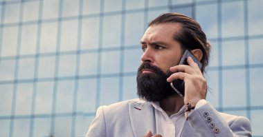 İyi bir anlaşma. Resmi şık takım elbiseli olgun bir adam. Gelin damat dışarıda. Şık giyinmiş vahşi bir hippi. Erkek güzellik ve moda. Sakallı ve bıyıklı kendine güvenen bir iş adamı