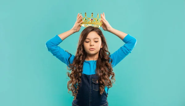 Niño egoísta con pelo rizado en corona de princesa sobre fondo azul, egoísta — Foto de Stock