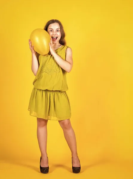 Hübsche teen girl mit party ballon, feier — Stockfoto