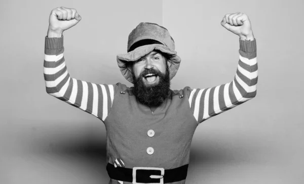 17 de março - dia de patricks de santo. hipster barbudo feliz em chapéu verde. Elfo de Natal. Feliz celebração. homem alegre com barba se divertir. tradição da cerveja irlandesa. Festa do pub irlandês. st dia patricks — Fotografia de Stock