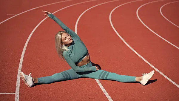 Hålla musklerna rörliga. sexig fitness kvinna i sportkläder. En atletisk dam som stretchar. kvinnlig idrottare redo för sport träning. Utbildning av utbildare eller tränare. perfekt kroppsform. hälsosam och sportig — Stockfoto