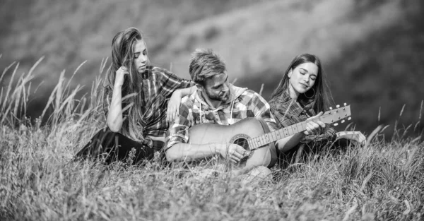 Csak barátok és gitár. tábortűz dalok. Egy csapat ember együtt tölti a szabadidejét. Családi kempingezés. Kirándulási kaland. boldog férfiak és lányok barátok gitárral. Barátság. piknik az idegenforgalmi táborban — Stock Fotó