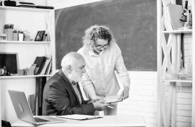 Yeni proje. Çevrimiçi e-öğrenme sistemi üzerinden çalışıyorum. Sınavı geç. Öğretmenler odası. Okuldaki son sınıf öğretmeni ve kadın. Dizüstü bilgisayarı olan bir öğrenci ve öğretmen. Tahtada hocası olan bir kız öğrenci.