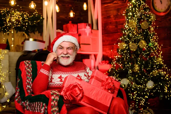 本当に幸せ。冬休みの買い物。パーティーのお祝い。クリスマスツリーの下に贈り物を積み。髭を生やした幸せな男。クリスマスの飾りだ。新年明けましておめでとうございます。サンタからのプレゼント — ストック写真
