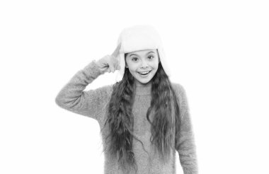 Doğal lifler. İhtiyacın olan tek şey eldiven. Soğuk hava için mükemmel bir görüntü. Kış için son moda. Mutlu çocuk kulaklık takıyor. Noel havasında. Küçük kız uzun saçlı, beyaz tenli. Sıcak ve rahat.