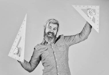 Formül. Okuldaki eğitim. Evde öğrenme konsepti. Erkek öğretmen üçgen araç kullanır. Cetvelli sakallı öğretmen. Çek ve ölç. Okula dönüyorum. Favori konu ve disiplinler