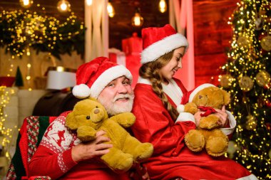 Mutlu yıllar. Fazla oyuncağım yok. Baba ve kızı Noel 'i severler. Aile tatili. Noel Baba 'yla küçük bir kız. Xmas mutluluk ve neşe. Çocuğa hediye. Büyükbaba ve torun evde.