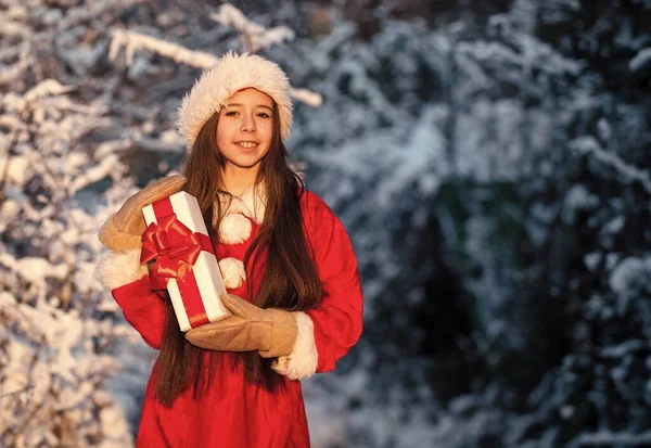 奇跡の時だ。サンタクロースの優しい姿。雪の自然の中で子供幸せな女の子。メリークリスマス。幸せな子供時代のコンセプト。幸せと喜び。キッド・サンタ・ハット。サンタからの贈り物。霜の降るクリスマスの朝 — ストック写真