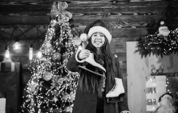 いい時だ。クリスマスの時間だ。冬の活動時間だ。最高の贈り物だ。休日にサンタの子供。子供はクリスマスを愛してる。幸せな女の子はフィギュアスケートのスケートを保持します。新年会のお祝い — ストック写真