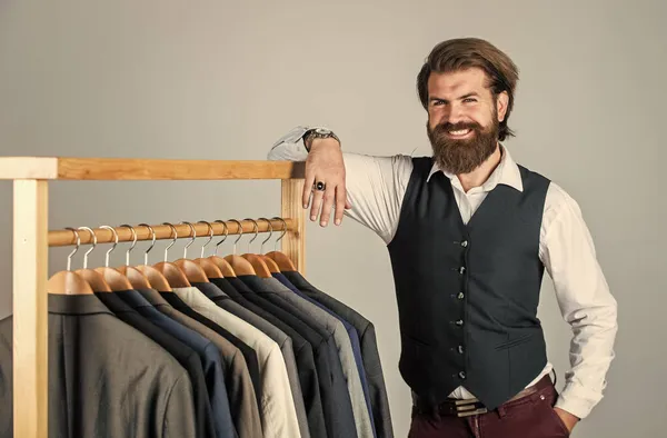 Man hipster mode ontwerper maatwerk pakken collectie, op maat gemaakte diensten concept — Stockfoto