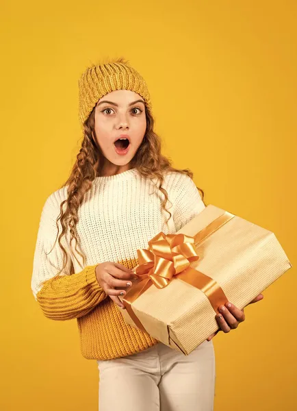 Bevásárlóközpont. Születésnapi lány. Kellemes ünnepeket. Karácsonyi ajándékvásárlás. Ajándék csomag. Becsületes álmok. Boksz nap. Egy tinédzser lány ajándékdobozt tart. A gyerek tartsa a jelenlegi doboz sárga háttér. Vásárlás és szállítás — Stock Fotó