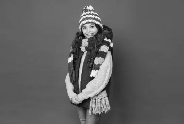 Niño con cara feliz vistiendo ropa de invierno caliente y prepárate para las vacaciones, vacaciones de invierno —  Fotos de Stock