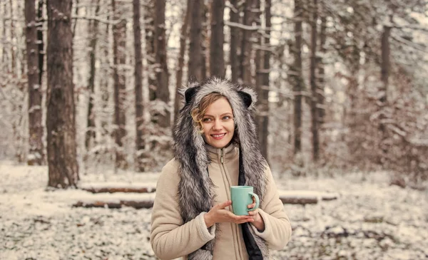 Állatgondozás. Téli témájú portré hangulatos ruhát. Egy nő farkas kalapot visel. Állati jogok. Vad élet szimbólum. Lány a havas erdőben. Faux szőrme állat kalap tökéletes fantázia téma. Szívmelengető koncepció — Stock Fotó