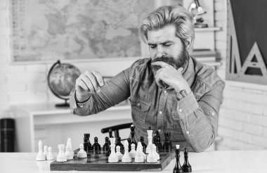 Tahta satranç tahtasındaki figürler. Satranç oynayan zeki hippi. Entellektüel hobi. Bir sonraki adımı düşünüyorum. Satranç aklın spor salonudur. Satranç dersi. Strateji konsepti. Öğretmenim. Tahta oyunu