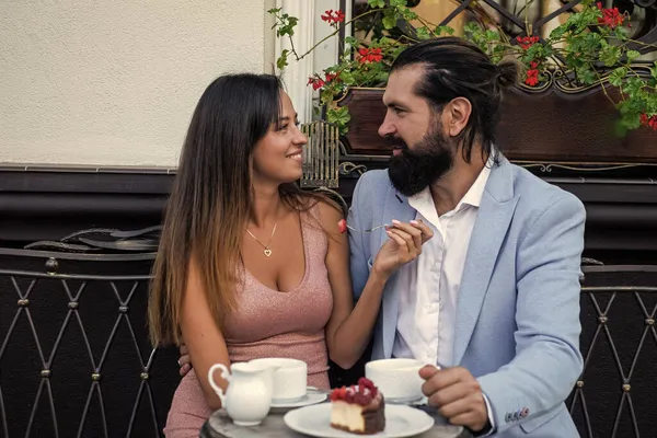 Lyckligt kärleksfullt par i kärlek utomhus i caféet, morgonstämningar — Stockfoto
