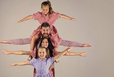 Birlikte eğleniyoruz. Mutluluk. Babalar günün kutlu olsun. Aile tatili. Anne ve baba ve kızları. Sevgi ve güven. İki kızı olan anne ve baba. Anneler Günü