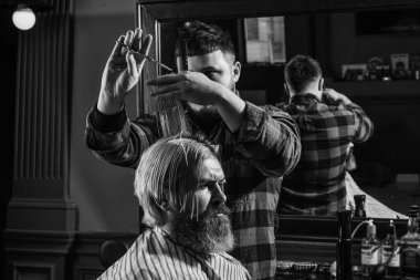 Profesyonel kozmetik. Sinir bozucu berber kulağına zararlı gelebilir. Bağış ve yardım konsepti. Saçları boyalı adam. Saç kes. Berber berber dükkanı. Hippi saç tıraşı oluyor. Sağlıklı saçlar