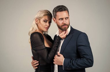Birbirine aşık çiftler. İş adamı ve seksi bayan kucaklaşır. Bir kadın ve yakışıklı bir adam. Aşk ve romantizm. Romantik ilişkileri olan insanlar. moda ve güzellik. iş ortakları