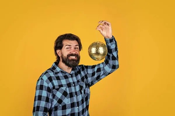 Людина дискотека відпочиває з блискучим диско-дзеркальним м'ячем, щасливим настроєм — стокове фото
