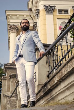 Yakışıklı, olgun bir iş adamı şehir caddesinde duruyor, modern hayat.