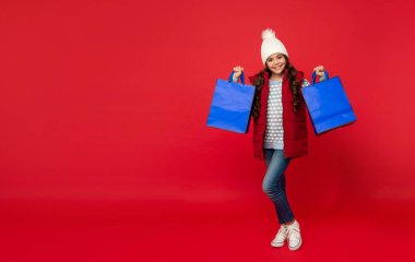 Mevsimlik Noel satışları. Alışveriş çantalı neşeli genç kız. hediye ve hediye al.