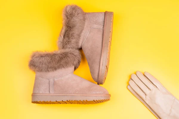 Concepto de compra. calzado elegante de cuero femenino. par de botas ugg de cuero de moda. —  Fotos de Stock