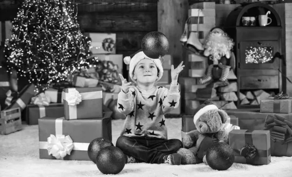 Il bambino felice festeggia l'anno nuovo. Il bambino gioca vicino all'albero di Natale. La vigilia di Natale. Ragazzo divertente a casa. Buon Natale a tutti. Regalo di Natale. Carino il bambino. Sogni d'oro. Buona infanzia. Vacanze invernali — Foto Stock