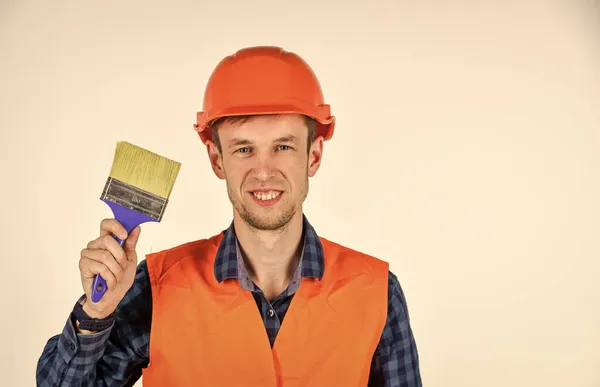 Uomo pittore cappello duro lavoratore con strumento di pittura, concetto di ristrutturazione — Foto Stock