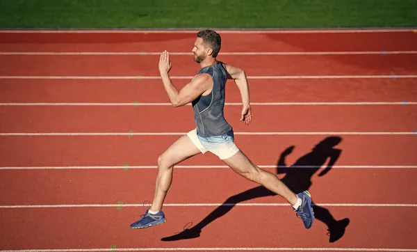 Αρσενικό σπρίντερ τρέχει από την αρχή μέχρι το τέλος με επιτυχία και ταχύτητα, ανταγωνισμός αγώνα — Φωτογραφία Αρχείου