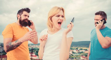 Telefon kullanan arkadaşlar. SM ile gençlerin bir grup yakın çekim