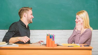 Sorunları her yerde. Lise eğitimi. Öğretmen ve okul ustası masada oturuyor. Yakışıklı adam ve seksi kadın okula geri döndü. Üniversite veya üniversite öğrencileri. Sınıfta okuyan çift
