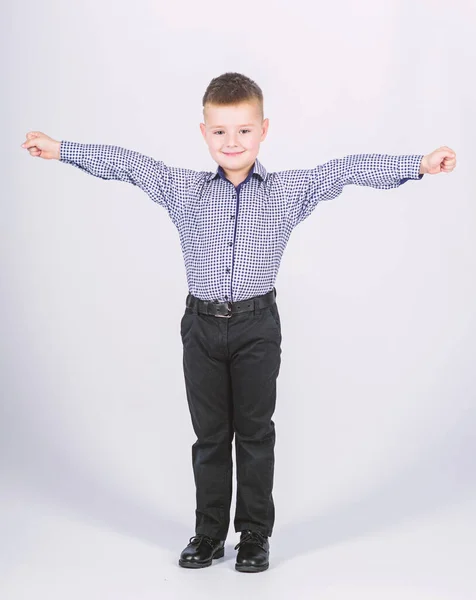 Moda infantil. Pequeño hombre de negocios. Escuela de negocios. Un chico seguro. La educación y el desarrollo. El niño pequeño usa ropa formal. Lindo chico traje de evento serio. Estilo impecable. Feliz infancia. —  Fotos de Stock