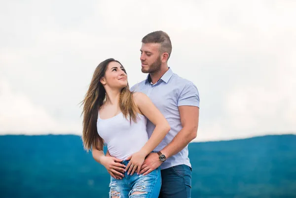 Homem e mulher abraçam o fundo da natureza. Amor familiar. Devoção e confiança. Juntos para sempre, nós dois. História de amor. Relações românticas. Bonito e doce relacionamento. Um casal apaixonado. Conceito de duas metas — Fotografia de Stock