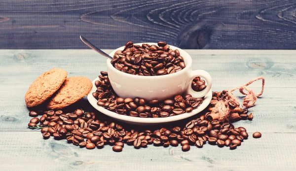 아라비카 로부스타 커피 다양한. 영감과 에너지 충전을 위한 음료. 컵 풀 커피 브라운 볶은 콩 블루 나무 배경입니다. 신선한 볶은 커피 콩. 카페인 개념. 카페 음료 메뉴 — 스톡 사진