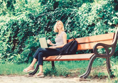 not defteri ile yazar. yaz online. Blogger sosyal ağ için içerik oluşturur. dizüstü bilgisayar ile kız. Blogger doğadan ilham geliyor. kadın iş online vardır. Web iletişimi. Başarıya hazır